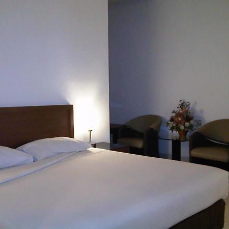 Hotel Lucky Inn Manado Kültér fotó