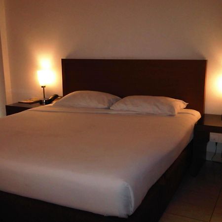 Hotel Lucky Inn Manado Kültér fotó