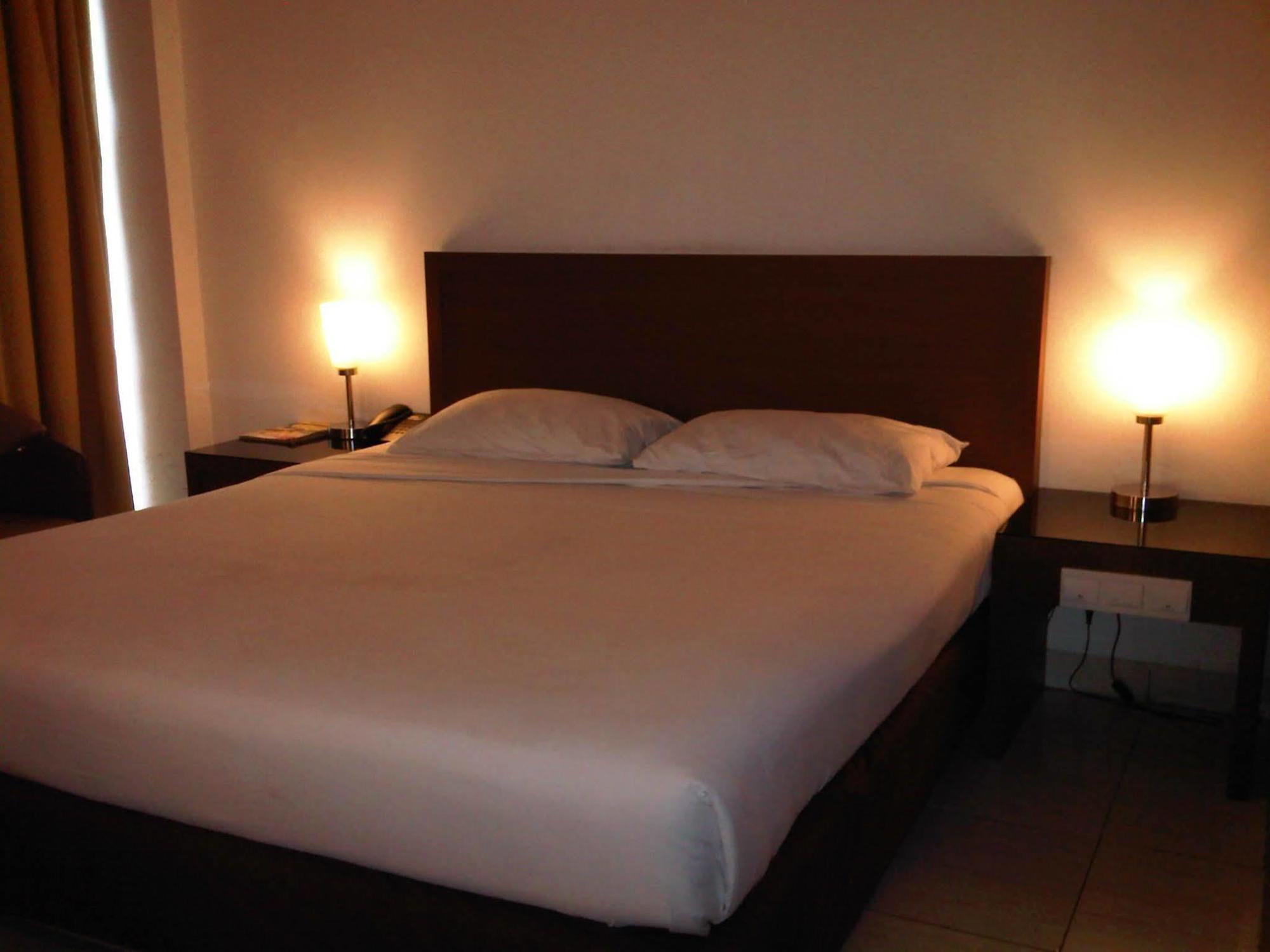 Hotel Lucky Inn Manado Kültér fotó