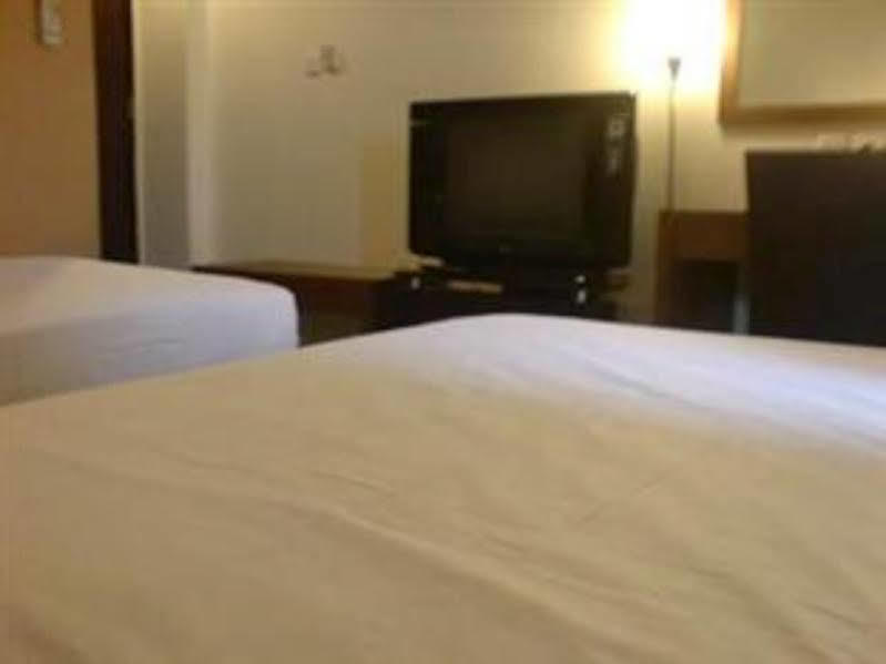 Hotel Lucky Inn Manado Kültér fotó