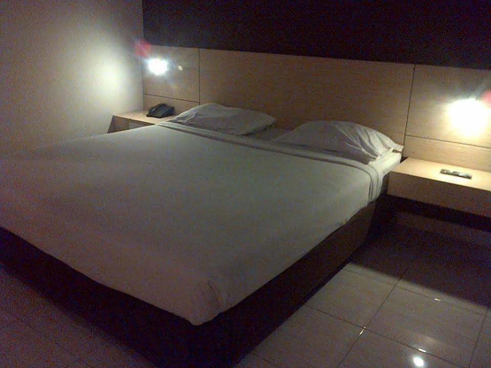 Hotel Lucky Inn Manado Kültér fotó